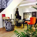 Raymond 4 Hotel