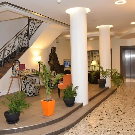Raymond 4 Hotel 3*
